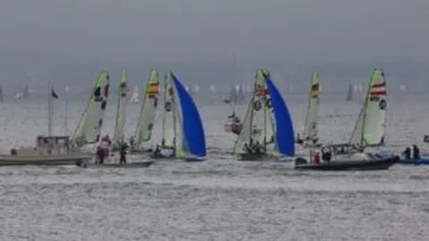 “惊悚瞬间！昔日明星竟老态尽显，网友感叹：岁月无情！”